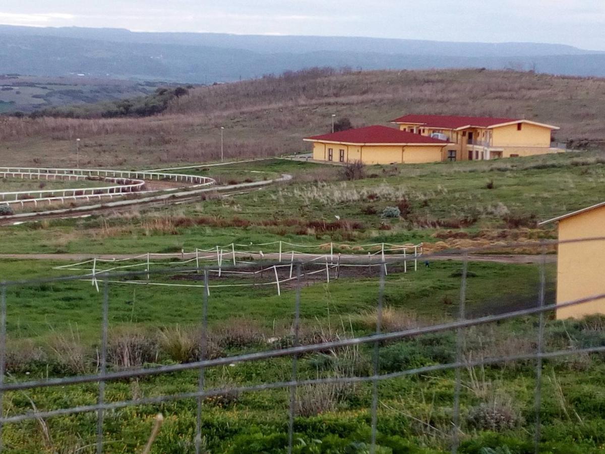 Hotel Bena E Traes Laerru Екстер'єр фото